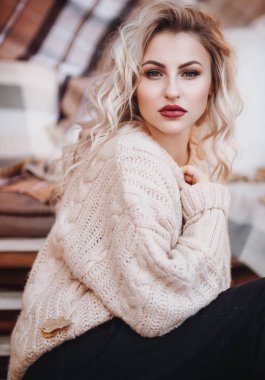  beyaz kazak makyaj ile güzel sarışın kadın