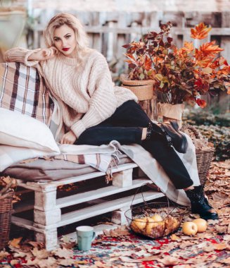  beyaz kazak makyaj ile güzel sarışın kadın