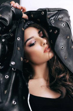  stüdyoda poz makyaj ve deri ceket ile güzel kadın