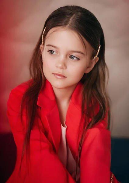 Ritratto Bella Bambina Costume Rosso — Foto Stock