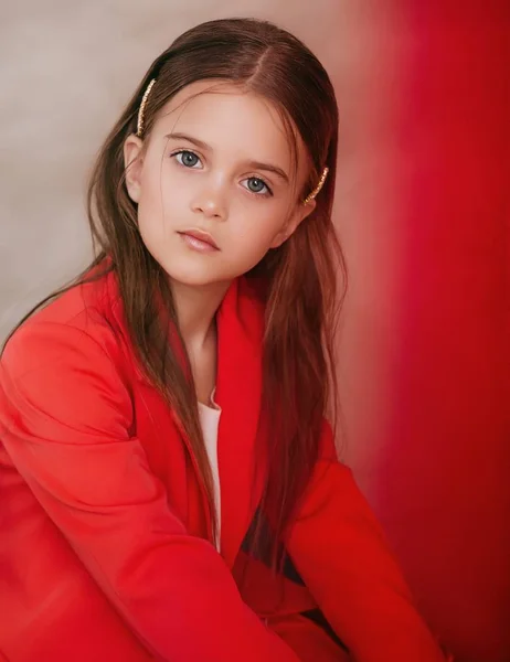 Porträtt Vacker Liten Flicka Röd Kostym — Stockfoto