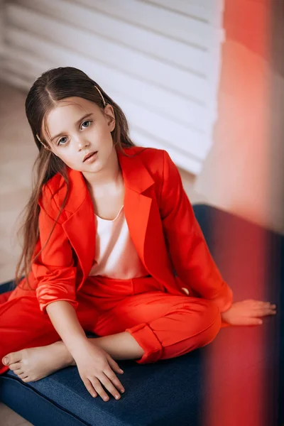 Portret Van Mooi Klein Meisje Rood Kostuum — Stockfoto