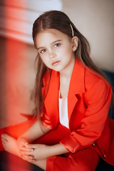 Портрет Красивой Маленькой Девочки Красном Костюме — стоковое фото