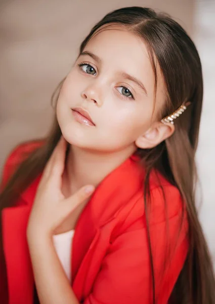 身着红色服装的美丽小女孩的肖像 — 图库照片