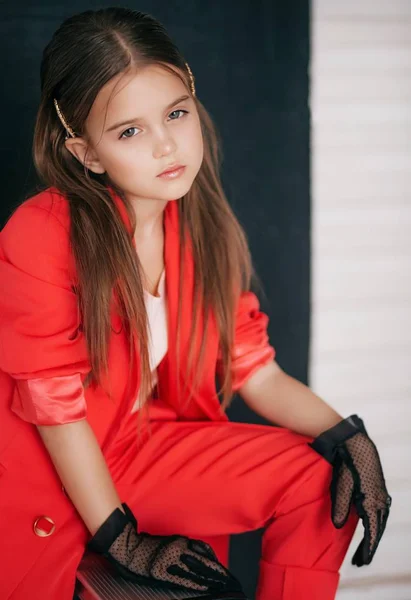 Ritratto Bella Bambina Costume Rosso — Foto Stock