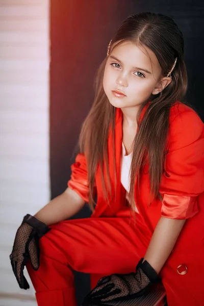 Ritratto Bella Bambina Costume Rosso — Foto Stock