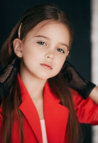 Ritratto Bella Bambina Costume Rosso — Foto Stock