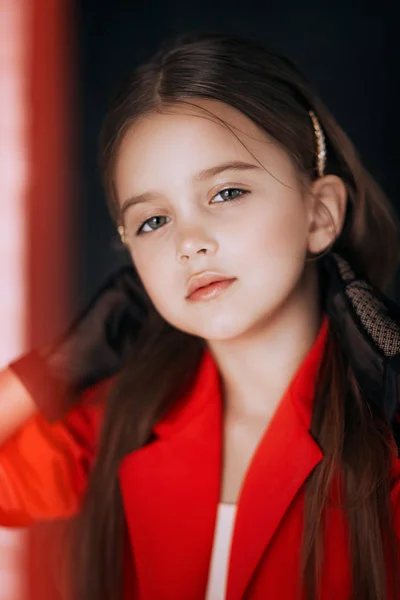 Porträt Eines Hübschen Kleinen Mädchens Roten Kostüm — Stockfoto