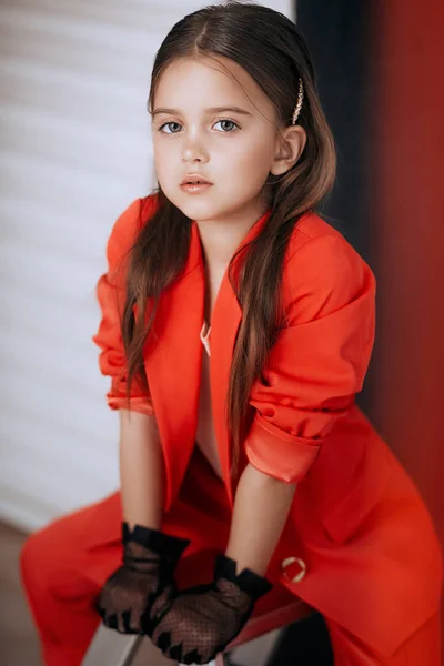 Porträt Eines Hübschen Kleinen Mädchens Roten Kostüm — Stockfoto
