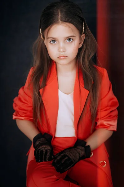 Porträtt Vacker Liten Flicka Röd Kostym — Stockfoto