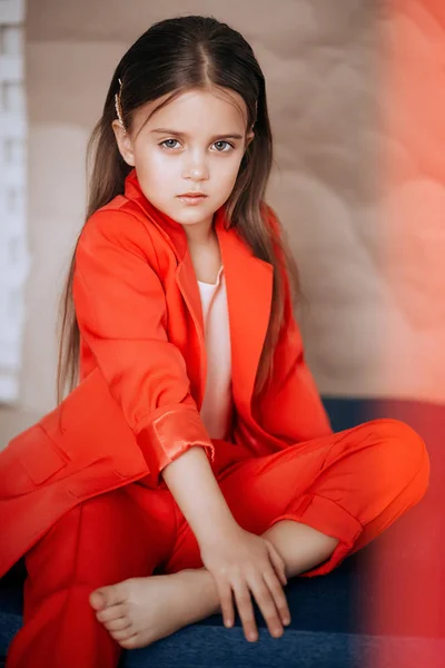 身着红色服装的美丽小女孩的肖像 — 图库照片