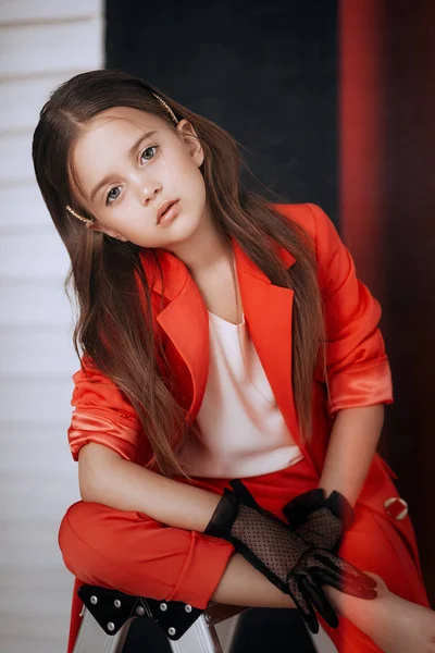 Ritratto Bella Bambina Costume Rosso — Foto Stock