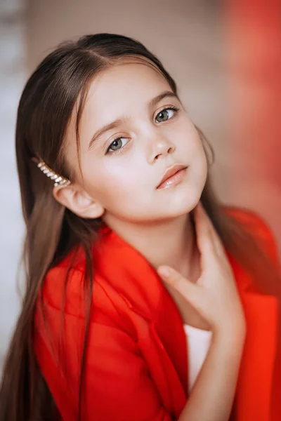 Portrait Belle Petite Fille Costume Rouge — Photo