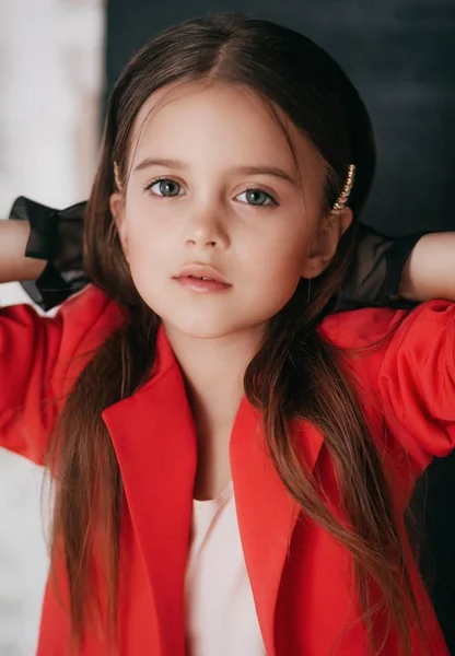 Portrait Belle Petite Fille Costume Rouge — Photo
