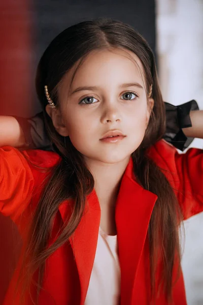 Ritratto Bella Bambina Costume Rosso — Foto Stock