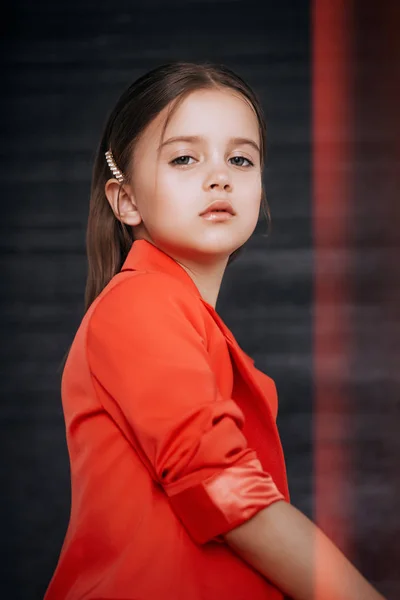 Ritratto Bella Bambina Costume Rosso — Foto Stock