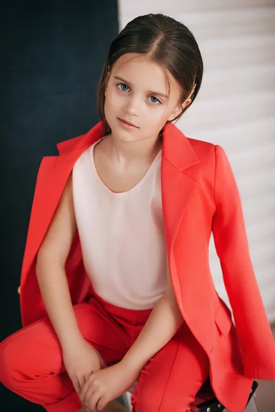 Ritratto Bella Bambina Costume Rosso — Foto Stock