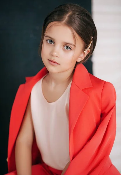 Ritratto Bella Bambina Costume Rosso — Foto Stock