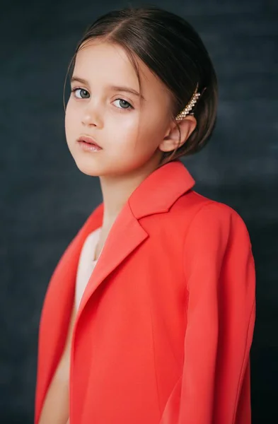 Ritratto Bella Bambina Costume Rosso — Foto Stock