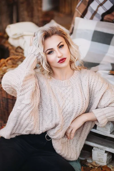 Belle Femme Blonde Avec Maquillage Pull Blanc — Photo