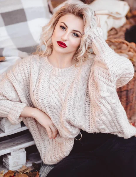 白いセーターの化粧をした美しいブロンドの女性 — ストック写真