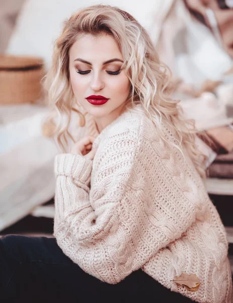 Belle Femme Blonde Avec Maquillage Pull Blanc — Photo