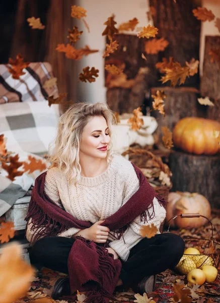 Beautiful Blond Woman Makeup White Sweater — Stock Photo, Image