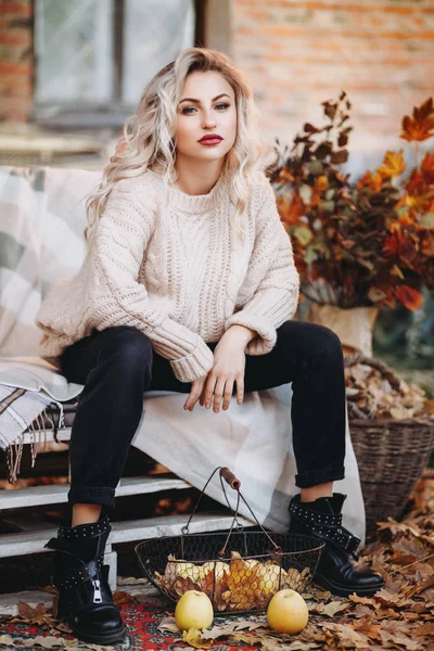 Beautiful Blond Woman Makeup White Sweater — Stock Photo, Image