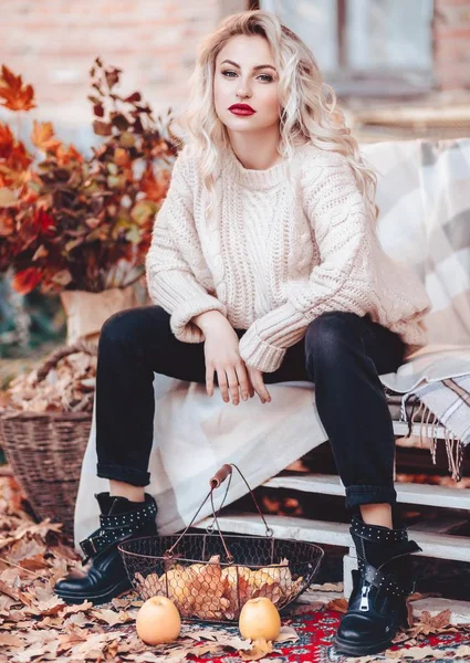 스웨터에 메이크업과 아름다운 금발의 — 스톡 사진