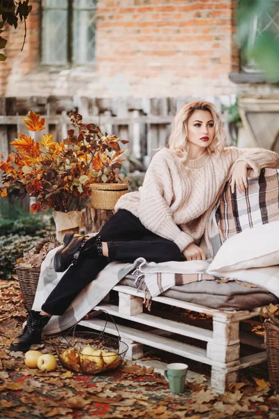 Schöne Blonde Frau Mit Make Weißem Pullover — Stockfoto