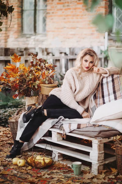 스웨터에 메이크업과 아름다운 금발의 — 스톡 사진