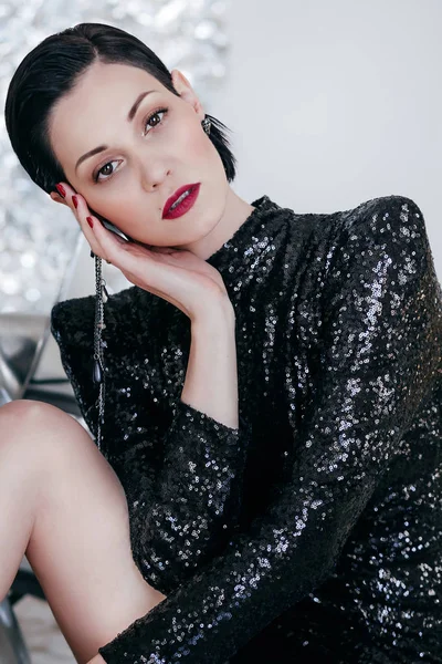 Belle Jeune Femme Avec Maquillage Robe Soirée Noire — Photo