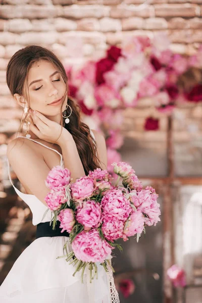 Belle Jeune Femme Avec Maquillage Fleurs Roses Posant Maison — Photo