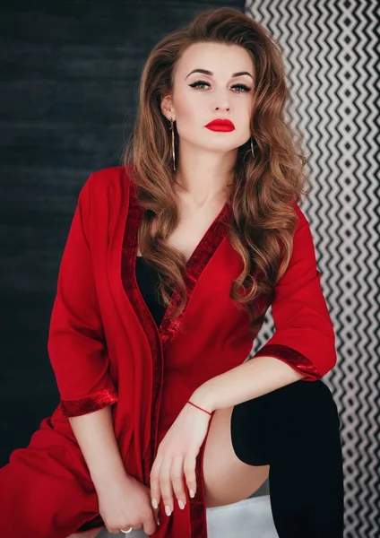 Όμορφη Γυναίκα Μακιγιάζ Κόκκινο Φόρεμα Ρόμπα Που Ποζάρει Στο Στούντιο — Φωτογραφία Αρχείου