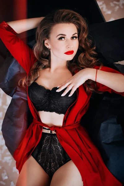 Hermosa Mujer Con Maquillaje Vestido Rojo Posando Estudio — Foto de Stock