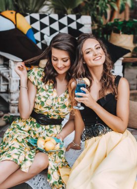 Bir yaz çardak iki güzel genç kadın Portresi 