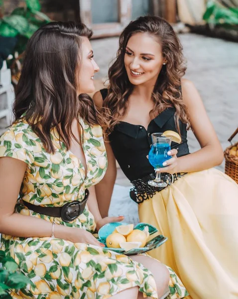 Portrait Deux Belles Jeunes Femmes Dans Une Tonnelle Été — Photo