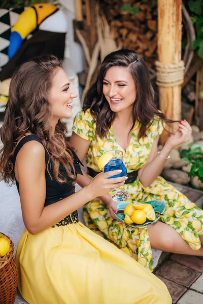 Portrait Deux Belles Jeunes Femmes Dans Une Tonnelle Été — Photo