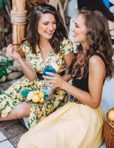 Portrait Deux Belles Jeunes Femmes Dans Une Tonnelle Été — Photo