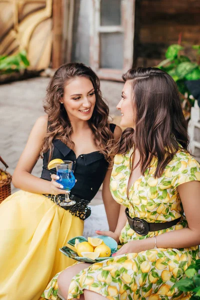 Portrait Deux Belles Jeunes Femmes Dans Une Tonnelle Été — Photo