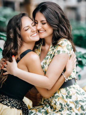 Güzel bir genç kadının portresi.