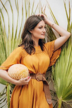 kavun ile turuncu elbisegüzel genç kadın 