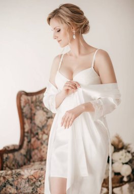 Evde düğün öncesi gecelik güzel genç gelin 