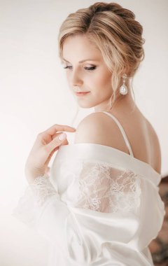 Evde düğün öncesi gecelik güzel genç gelin 