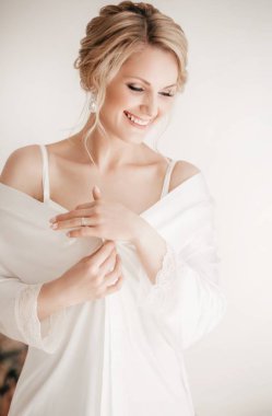 Evde düğün öncesi gecelik güzel genç gelin 