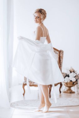 Evde düğün öncesi gecelik güzel genç gelin 