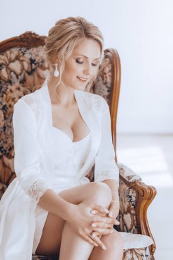 Evde düğün öncesi gecelik güzel genç gelin 