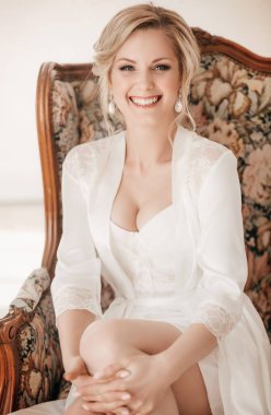 Evde düğün öncesi gecelik güzel genç gelin 