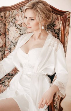 Evde düğün öncesi gecelik güzel genç gelin 