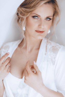 Evde düğün öncesi gecelik güzel genç gelin 